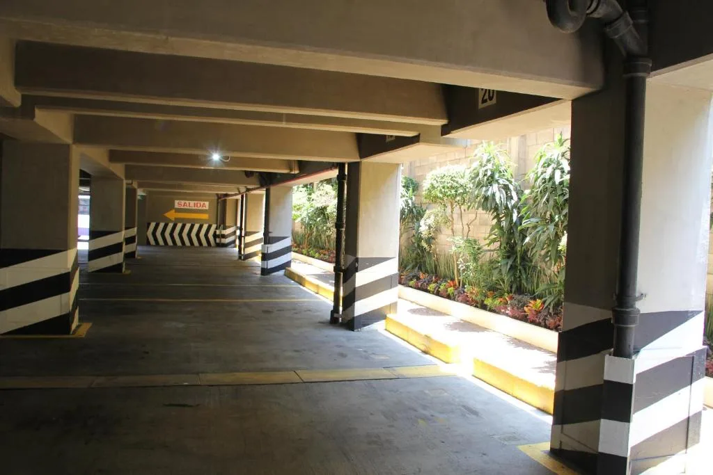 Estacionamiento cubierto de Hotel Parador Real