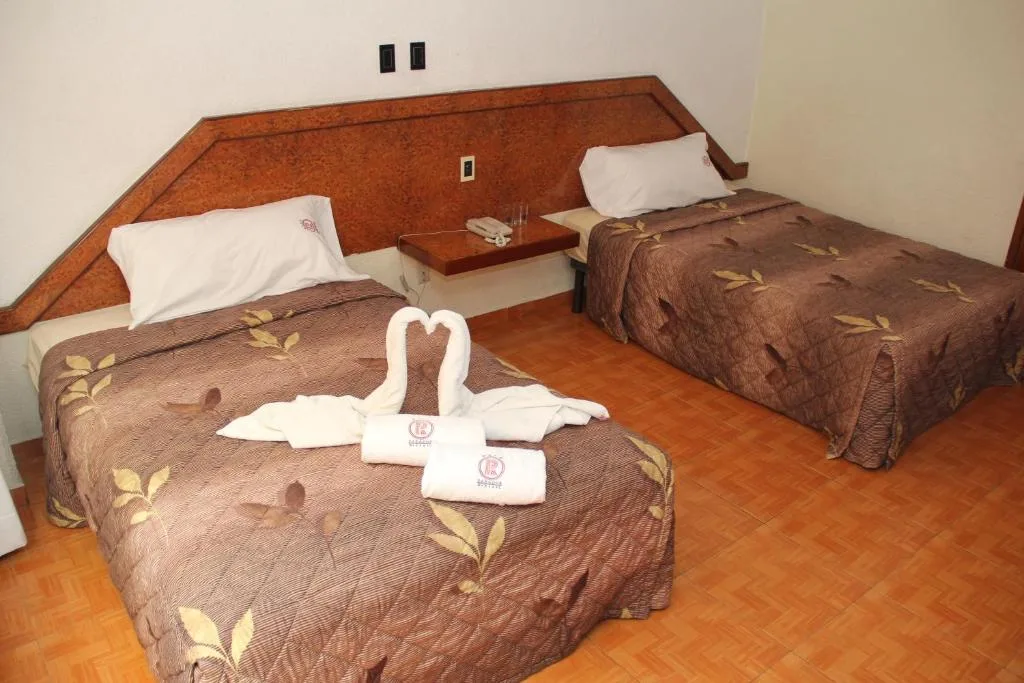 Habitación con dos camas dobles en Hotel Parador Real